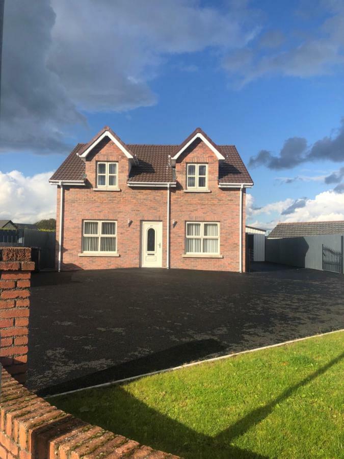 Slievenagarragh. A House In The Garden Villa Hilltown Bagian luar foto